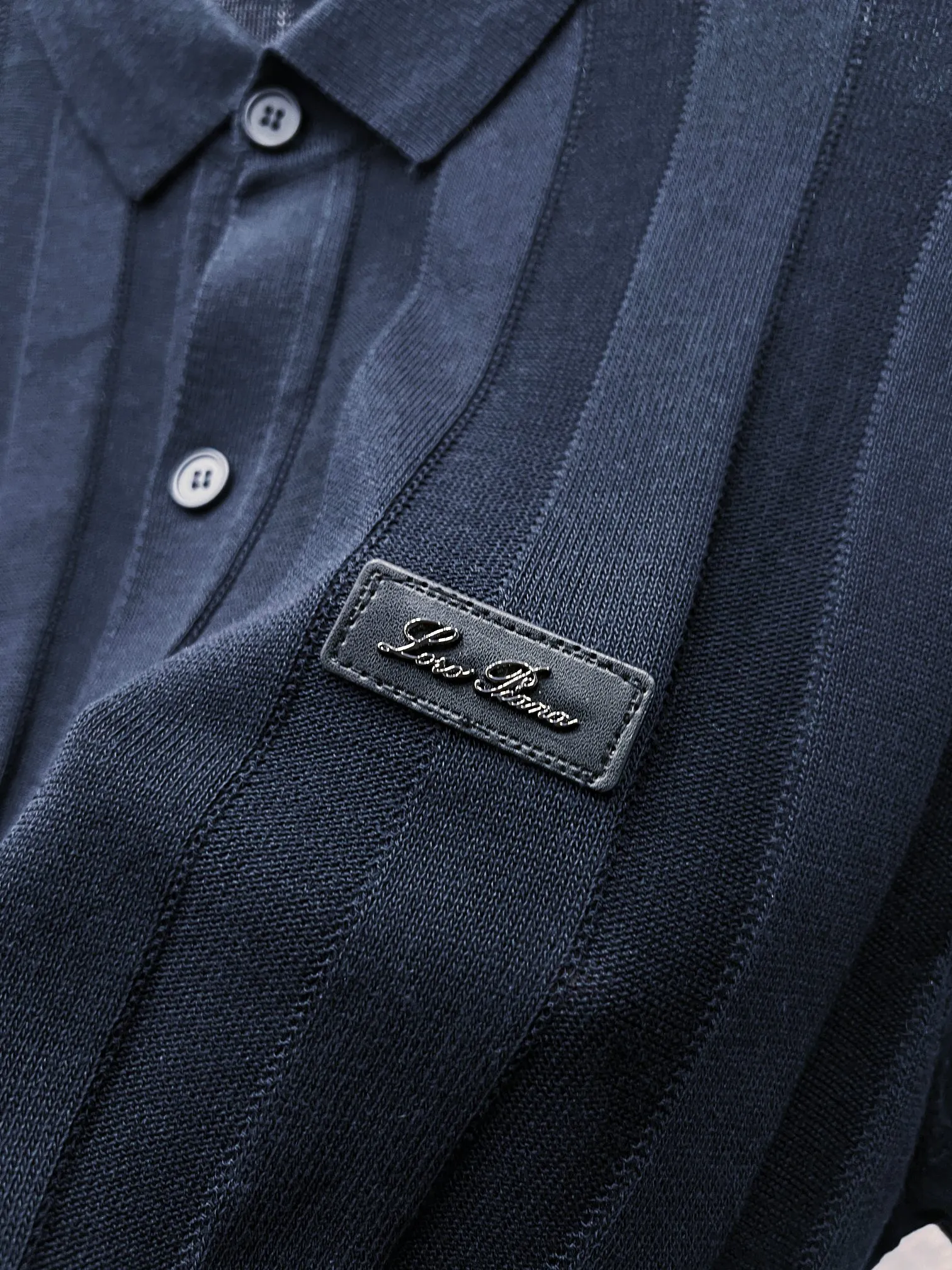 (Loro Piana) Merino wool + mulberry silk, focusing on ultra-thin, light-transmitting Breathable, is the core fabric logo of the summer hollow knitted Series. Openwork Vertical Stitch (vertical hollow mesh stitch) (18G high-density fine needles, woven by LP original Italian 18-needle flat double jacquard machine) Old money men's clothing circle: Italian linen hollow vertical strip Polo knitted one-piece woven lapel with four flat stitches. The collar is double-layer dense four-flat knitting, which is different from the hollow body. The placket is stiff and not easy to deform, the placket is integrated with a scissor placket, and mother-of-pearl button opening design. Hem/Cuffs: Narrow ribbing. The cuffs and hem are trimmed with narrow solid-color ribbing to balance the looseness of the hollow body. Miniature black label metal leather label technology. The small label on the chest is vegetable tanned leather + metal embossed LP logo, which is sewn and fixed. It is the brand's iconic minimalist accessory material technology. Royal Lightness™ vertical openwork hollow knitted Polo 18-needle transfer vertical striped hollow pit weft knitting. Color; Dark Blue Gray Apricot Yellow Sizes; M-3XL up to 190 catties (worry-free after-sales service)